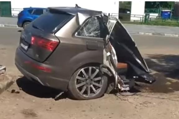 Видео: В пятницу на юге Москвы иномарку разорвало пополам после ДТП