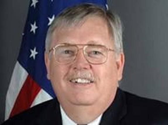Посол США в РФ Джон Теффт возложил венок к месту убийства Бориса Немцова