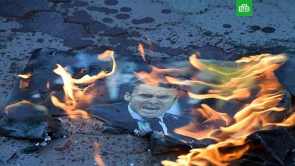 На площади имени Ленина в Симферополе сожгли портреты Трампа, Макрона и Мэй