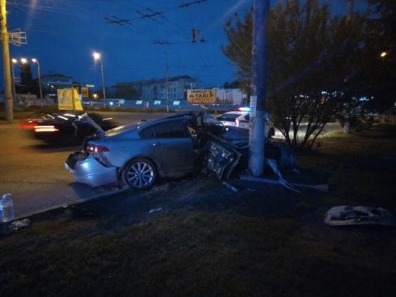 В Симферополе водитель Jaguar не справился с управлением и врезался в столб