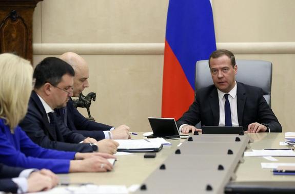 Медведев призвал министров "равномерно" расходовать бюджетные средства