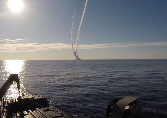 Минобороны обнародовало видео запуска ракет "Булава" из подводного положения