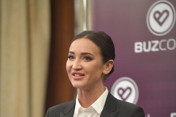 Ольга Бузова потеряла голос. А он был?