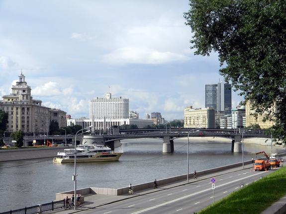 Метеозависимых москвичей предупреждают о резком росте атмосферного давления