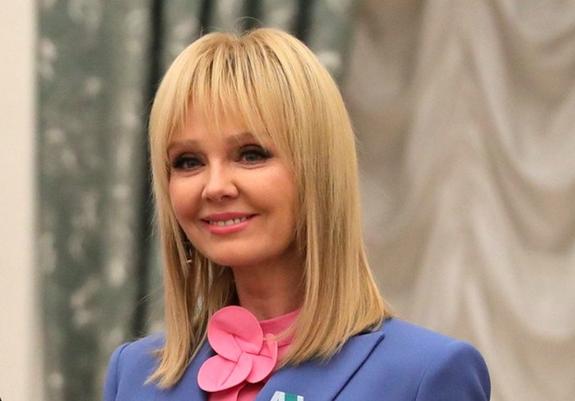 Валерию сравнили с "куколкой" на недавнем снимке у новогодней елки