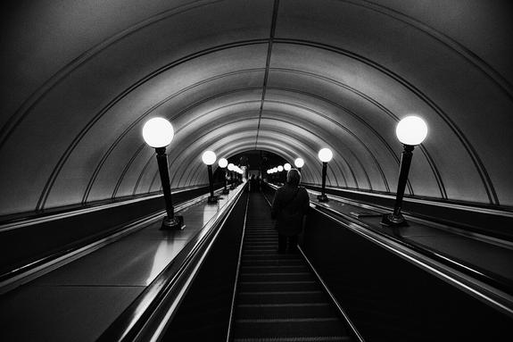 Человек упал на рельсы в московском метро