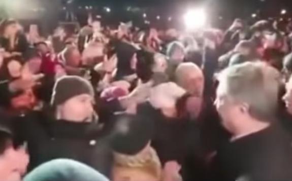 У Порошенко объяснились за сорванную шапку с головы девушки