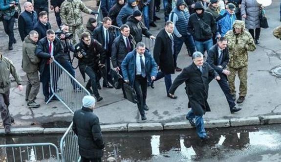 Порошенко сбежал с митинга