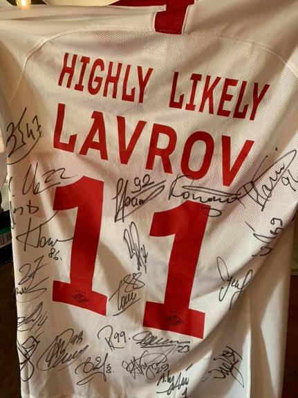 С какой надписью подарили футболку Лаврову на день рождения