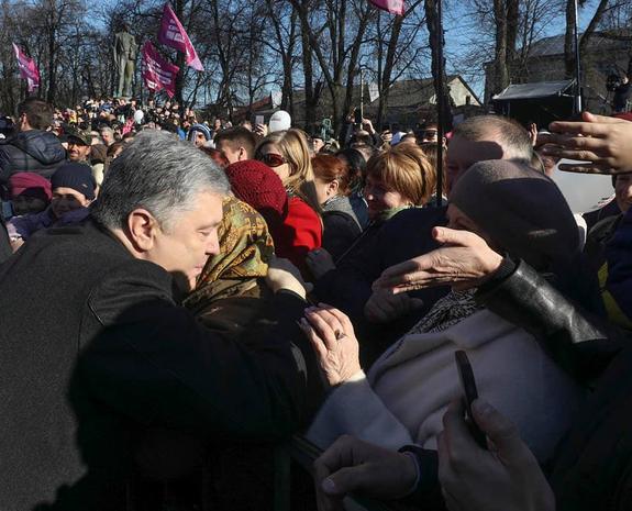 Украинские политики призвали Порошенко «покаяться на коленях» перед жителями Украины