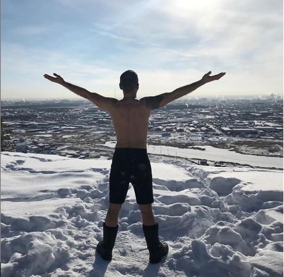 "Повелитель холода" в Якутске прыгнул с голым торсом с парашютом