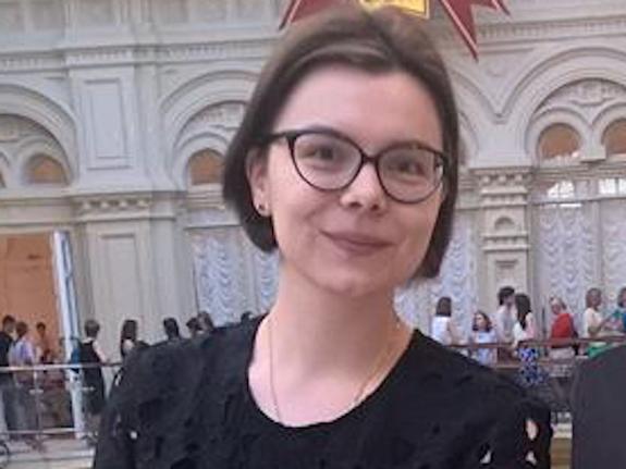 Помощница Петросяна в очередной раз поразила пользователей сети своим нарядом