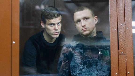 "Ты зачем меня стулом избиваешь? Молчи, там старики от голода умирают!" Гневная речь жены футболиста породила анекдот