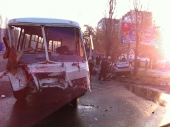 В Воронеже ДТП произошло с участием автобуса и машины "КИА", в результате погибли 4 человека