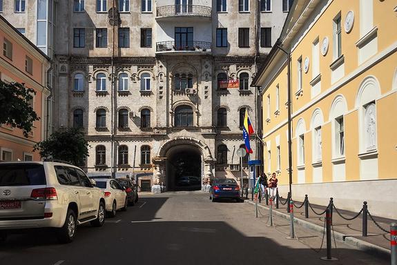 В Москве на крышу посольства Венесуэлы залез мужчина