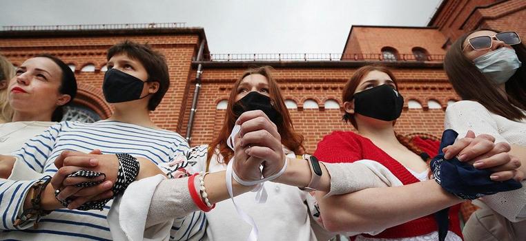 В Минске женщины встали в цепь солидарности возле Красного костёла, где накануне силовики заперли протестующих