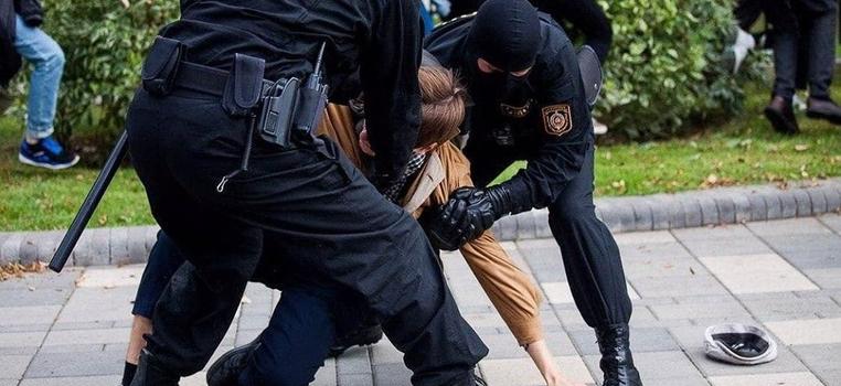 ООН сообщила о минимум 450 случаях пыток после задержаний на протестах в Беларуси. А сегодня силовики вновь хватают студентов