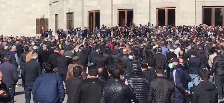 В Ереване проходит многотысячный митинг оппозиции