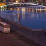 Автомобиль упал в реку в центре Москвы