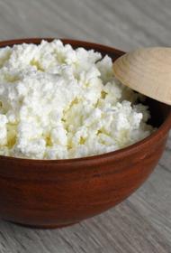 Врач-диетолог Марият Мухина рассказала, с какими продуктами стоит есть творог