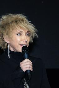 Елена Воробей раскрыла, как живут артисты: «Болеем, платим за коммуналку, еду покупаем, в «голубых огоньках» снимаемся бесплатно»