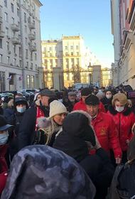 На акции КПРФ раздавали листовки против вакцинации от коронавируса. Людей пугали бесплодием, аллергией и онкологией