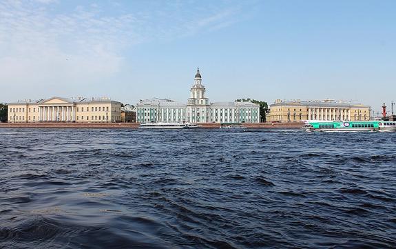 На набережной в Петербурге туристка из Китая упала в воду и пропала