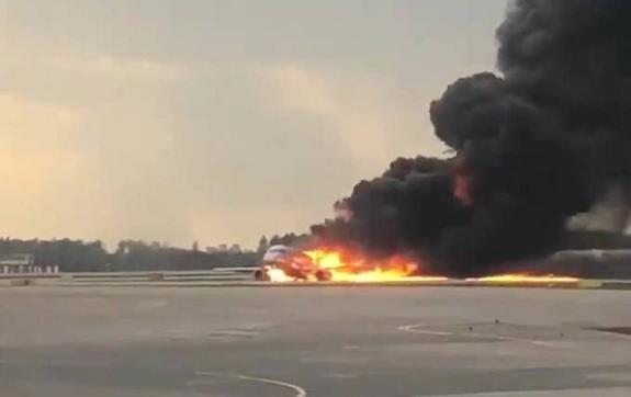 Пассажир SSJ заявил, что видел две молнии, ударившие в один из двигателей