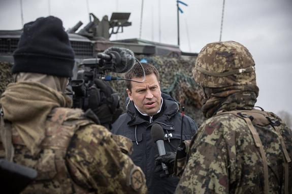 Эстонские власти посетили и оценили проходящие у российской границы учения НАТО