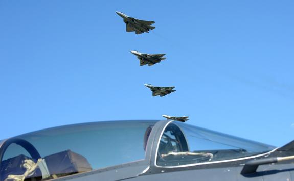 Видео, как Путин после полета в сопровождении шести Су-57, поговорил с военными летчиками