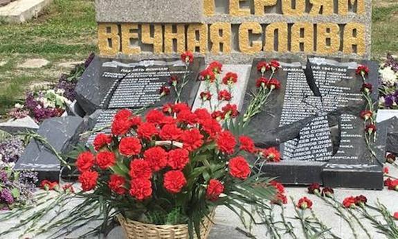 Вандалы разбили гранитные плиты, на которых были высечены имена погибших в годы ВОВ крымских татар