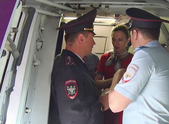 Пассажирка, обвиняемая в драке с представителями авиакомпании, утверждает, что ее кто-то напоил водкой