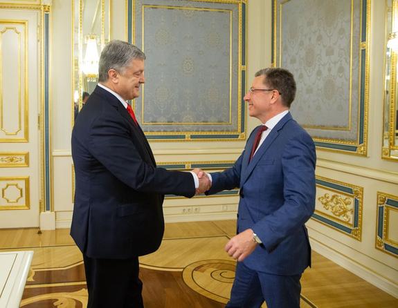 Петр Порошенко наградил Курта Волкера орденом Ярослава Мудрого V степени