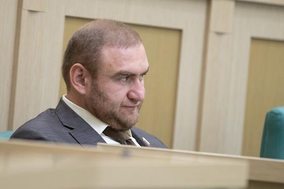 Экс-сенатор Арашуков "прозрел" в СИЗО: "Если бы знал, как устроена жизнь в изоляторах, вносил бы другие законы"
