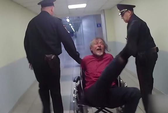 Полиция задержала нетрезвого мужчину, который дебоширил в самолете, летевшем из Симферополя в Москву