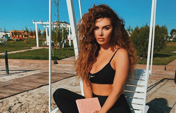 Анна Седокова пожаловалась на лишний вес и рассказала о голодании