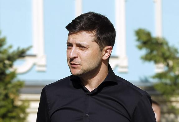 Зеленский отправился на свою инаугурацию пешком, а Кличко приехал на велосипеде