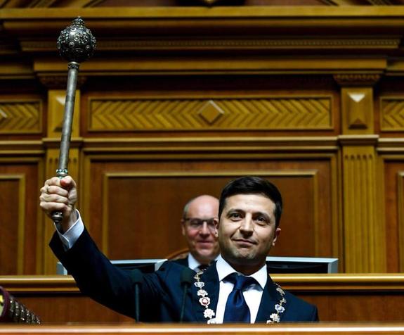 Зеленский на посту президента Украины подписал первый указ
