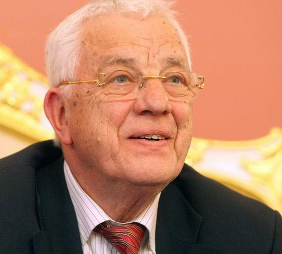 Композитор Раймонд Паулс вынужден занимать деньги