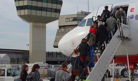 Пожилая женщина попала в больницу после падения с трапа в петербургском аэропорту "Пулково"