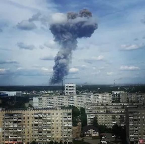«Разбросаны снаряды, нужна группа разминирования!», сообщают спасатели в зоне взрыва на заводе в Дзержинске