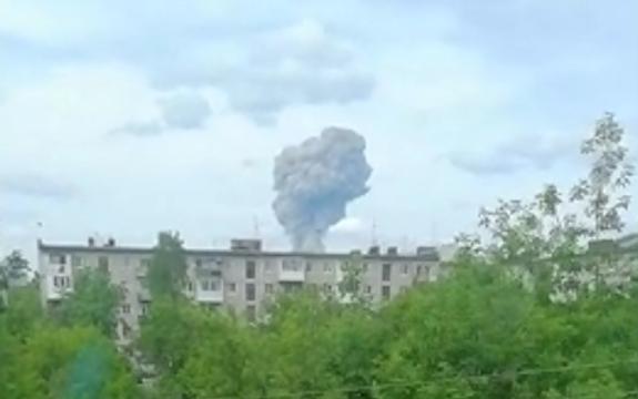 "Снесло окна на втором этаже": Очевидцы поделились подробностями взрыва на заводе в Дзержинске