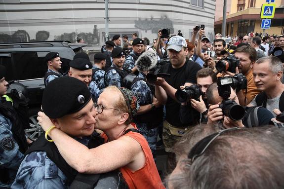 Поцелуй митингующего за свободу Ивана Голунова с полицейским сняли почти все фотографы