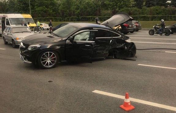На Кутузовском проспекте в Москве произошла массовая авария, погиб человек