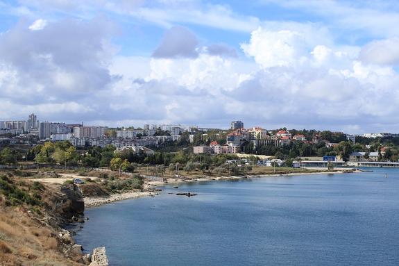 В Севастополе разыскивают девушку, которая вместе с водителем троллейбуса во время ливня спасла ребенка