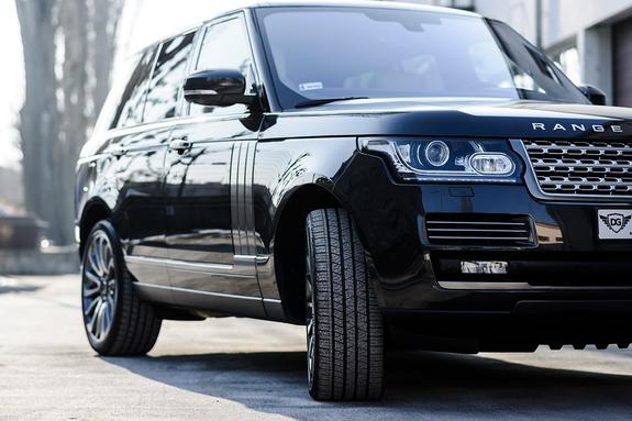 В центре Москвы столкнулись три автомобиля, Range Rover перевернулся и перекрыл 2 полосы