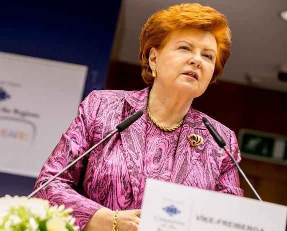 Экс-президент Латвии обиделась на латвийцев и пригрозила, что ее похоронят в Канаде