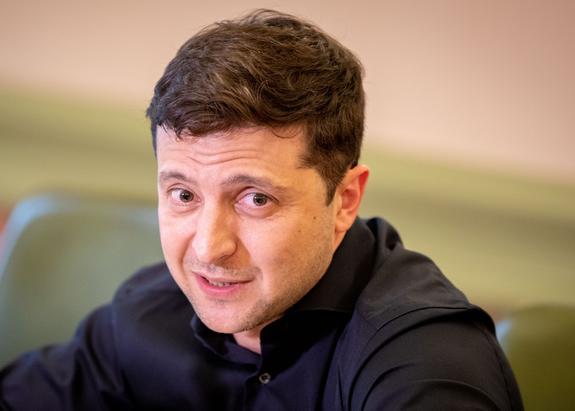 Владимир Зеленский показал журналистам "прикол" в своем кабинете