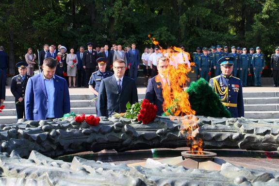 В Челябинске возложили цветы и венки к Вечному огню