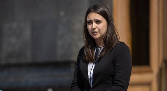 Пресс-секретаря Зеленского вызвали на допрос из-за высказываний о Донбассе